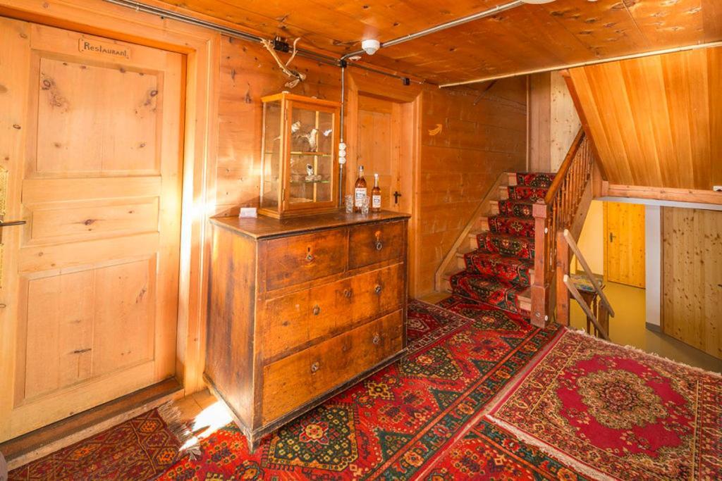 Готель Gasthaus Alpenrose Juf Екстер'єр фото