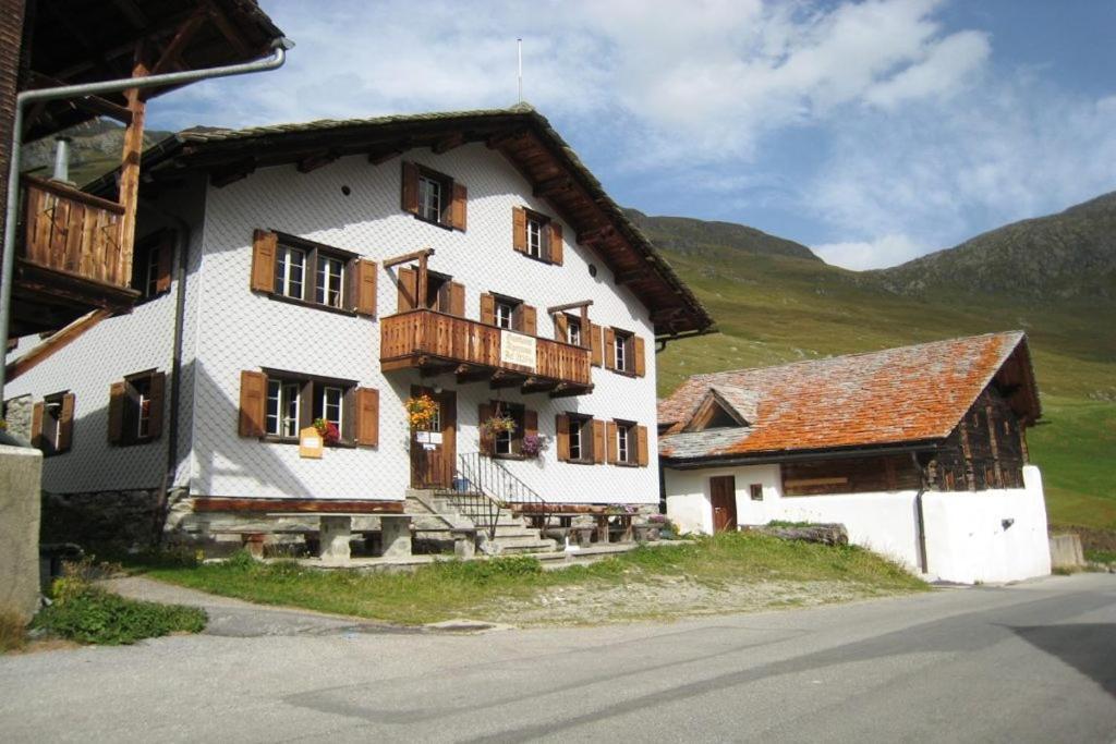 Готель Gasthaus Alpenrose Juf Екстер'єр фото